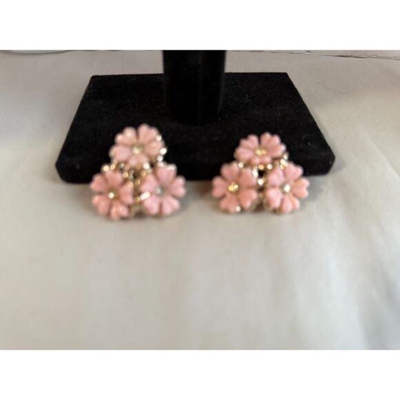 Vintage Clip On Pink Flower Earrings Goldtone Beatiful - Picture 1 of 3